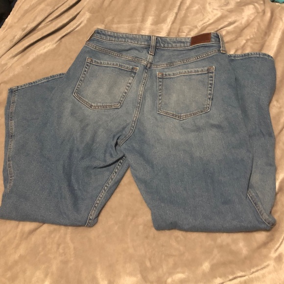 Hollister Ultra High-Rise Mom Jeans - Picture 3 of 6